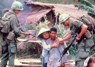 Platoon – rbb Fernsehen PLATOON Uhr. Amerikanische Soldaten drohen einem Bauern, ihn zu erschießen, wenn er ihnen nicht hilft.