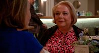 Rote Rosen – Gisela (Martina Eitner-Acheampong, r.) lernt am Badesee Victoria (Caroline Schreiber, l.) kennen, der gerade alle Sachen gestohlen worden sind. Gisela hilft ihr und Victoria lädt sie aus Dank zum Essen ein.