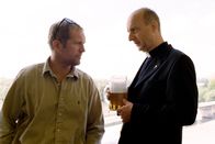 Die Dickköpfe – Harald Krassnitzer (Toni Brandtner), Michael Schönborn (Pfarrer Gottlieb).
