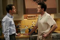 Two and a Half Men – Als Charlie (Charlie Sheen, r.) erfährt, dass sich Alan (Jon Cryer, l.) wieder mit Judith trifft, versucht er ihn davon abzubringen ...