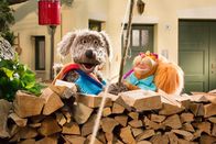 Rudis Rasselbande – Buffo (Ulli Voland) und Ella (Anna Menzel) starten mit der Angel eine Rettungsaktion für Grete.