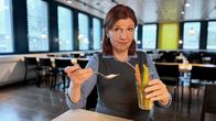 Puls – Puls Dauerbrenner Detox – Was ist dran am «Entgiften» des Körpers? Pascale Menzi hält einen Smoothie in der Hand. Copyright: SRF