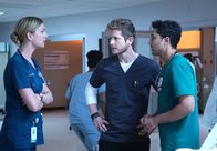 Atlanta Medical – (v.li.) Emily VanCamp (Nicolette Nevin), Matt Czuchry (Dr. Conrad Hawkins), Manish Dayal (Dr. Devon Pravesh).
