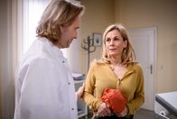 Sturm der Liebe – Yvonnes (Tanja Lanäus, r.) Anspannung steigt, als Michael (Erich Altenkopf, l.) ihr eine Mammographie empfiehlt.
