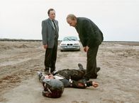 Tatort – Regungslos liegt Robert Quint (Ralph Herforth) im Sand - das Ende einer Verfolgungsjagd mit dem Motorrad. Kommen die Kommissare Ehrlicher (Peter Sodann, rechts) und Kain (Bernd Michael Lade) zu spät?