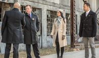 Elementary – v.r.) und Sherlock Holmes (Jonny Lee Miller, r.) lernen Moriartys Gefängniswärter Ramses Mattoo (Faran Tahir, l.) kennen und erfahren, dass er schwul ist - man hat ihn bewusst ausgewählt, damit er Moriartys Verführungskünsten nicht zum Opfer fallen kann. Doch reicht dieser Schachzug aus, um Mattoo vor ihren Tricks und Spielchen zu schützen?