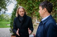 Sturm der Liebe – Vor Michael (Erich Altenkopf, l.) gesteht sich Robert (Lorenzo Patané, r.) ein, dass er Beziehungsprobleme hat.