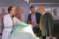 Die Rosenheim-Cops – Pathologin Sandra Mai (Sina Wilke, l.) kann den Verdacht von Kommissar Hansen (Igor Jeftic, M.) und Polizeichef Achtziger (Alexander Duda, r.) bestätigen.