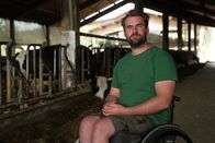 einfach Mensch – Jacob Götz bei seinen täglichen Arbeiten im Kuhstall