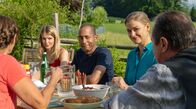 Watzmann ermittelt – Für das Familienessen ist aufgetischt und es werden Späße gemacht. Benedikt Beissl (Andreas Giebel, r.), Elisabeth Beissl (Barbara Weinzierl, l.), Eva Beissl (Leonie Brill, 2.v.l.), Johanna Beissl (Ines Lutz, 2.v.r.) und Jerry Paulsen (Peter Marton, 3.v.l.). Weiteres Bildmaterial finden Sie unter www.br-foto.de.