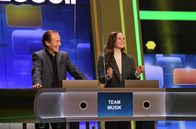Quizduell-Olymp – Die KandidatInnen des Teams „Musik“: Dem Sänger Michael Holm (l.), und der Sängerin "Oonagh" Senta-Sofia Delliponti (r.).
