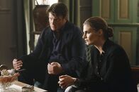 Castle – Der Geisterjäger John Sinclair wird ermordet. Ein spannender Fall für Richard Castle (Nathan Fillion, l.) und Kate Beckett (Stana Katic, r.) ...