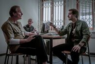 SOKO Linz – Louis Stadler (Thomas Pohn, l.) wird im Gefängnis von Kommissar Ben Halberg (Daniel Gawlowski, r.) verhört. War er die ganzen Jahre unschuldig im Gefängnis und hat nie einen Mord verübt?