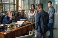 Elementary – Ein neuer Fall beschäftigt Gregson (Aidan Quinn, l.), Watson (Lucy Liu, 2.v.l.), Holmes (Jonny Lee Miller, r.) und Bell (Jon Michael Hill, 2.v.r.) ...