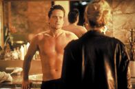 Basic Instinct – Der Polizist Nick Curran (Michael Douglas, l.) verstößt gegen die Dienstvorschriften: Er beginnt ein Verhältnis mit der Tatverdächtigen Catherine Tramell (Sharon Stone, r.).