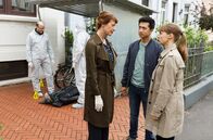 Rentnercops – Leichenfund im Fahrradschuppen - Dr. Rosalind Schmidt (Helene Grass, l.) informiert Hui Ko (Aaron Le, M.) und Vicky Adam (Katja Danowski, r.) über die seltsame Todesursache.