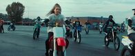 Rodeo – Julia (Julie Ledru) schließt sich der Motorradgang "Wings" an.