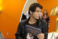 Anna und die Liebe – Maik (Sebastian König) erhält eine Einladung, sich als Model vorzustellen. Auch wenn er sich nicht erklären kann, wo oder wann er "entdeckt" worden ist, sieht er seinen Traum von einer großen Karriere bereits erfüllt ...