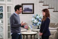 How I Met Your Mother – Marshall und Lily (Alyson Hannigan, r.) sind sauer auf Ted (Josh Radnor, l.): Sie haben immer noch kein Hochzeitsgeschenk von ihm bekommen, obwohl sie ihm immer wieder dezente Hinweise gegeben haben ...