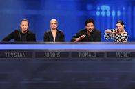 Gefragt - Gejagt – Die Schauspieler und Schauspielerinnen aus "Babylon-Berlin" sind heute Kandidat:innen bei "Gefragt-Gejagt" (v.l.n.r.): Trystan Pütter, Jördis Triebel, Ronald Zehrfeld und Meret Becker.