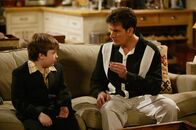 Two and a Half Men – Jakes (Angus T. Jones, l.) Geburtstag steht vor der Tür. Charlie (Charlie Sheen, r.) plant eine große Party ...