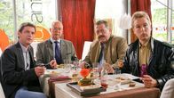 Die Rosenheim-Cops – Noch wissen die Kollegen Lind (Tom Mikulla, l.), Hofer (Joseph Hannesschläger, 2.v.r.) und Mohr (Max Müller, r.) nicht, dass Polizeichef Achtziger (Alexander Duda, 2.v.l.) personelle Veränderungen vornimmt.