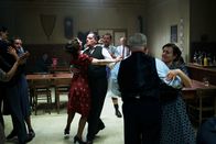 Elser – In the center: Elsa (Katharina Schüttler), Erich (Rüdiger Klink).