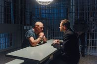 Elementary – Sherlock Holmes (Jonny Lee Miller, r.) setzt seine Jagd auf Moriarty fort, als er von Sebastian Moran (Vinnie Jones, l.) erfährt, dass ein Mann, der an einem angeblichen Herzinfarkt gestorben ist, auf Moriartys Todes-Liste war ...