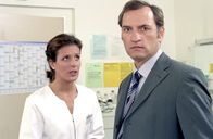 Die Rosenheim-Cops – Peinlich für Krankenschwester Hanni Rogler (Marianna Linden) das Klinikchef Dr. Jan Stöber (Mark Kuhn) durchaus über ihr Verhältnis mit dem Stationsarzt Dr. Lager informiert war.