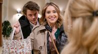 Sturm der Liebe – Greta (Laura Osswald, M.) lehnt Ottos (Maurice Lattke, l.) Vorschlag ab und nimmt Yvonnes (Tanja Lanäus, r.) Angebot dankbar an.