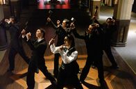 Kung Fu Hustle – Shanghai in den 40er Jahren: Die Stadt wird von rivalisierenden Banden beherrscht. Am schlimmsten treibt es die Axt-Gang, deren Boss (Suet Lam, M.) in der ganzen Stadt gefürchtet ist ...