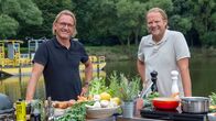 Lecker an Bord – Die beiden Köche Björn Freitag (r) und Frank Buchholz.