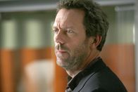 Dr. House – Dr. Gregory House (Hugh Laurie) und sein Team kümmern sich dieses Mal um einen Ex-Marine, der mit lebensbedrohlichen Symptomen ins Krankenhaus eingeliefert wird. Leidet der Mann etwa an dem berüchtigten Golf-Krieg-Syndrom?