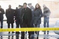 Castle – Richard Castle (Nathan Fillion, vorne l.) und Kate Beckett (Stana Katic, vorne r.) werden an den Fundort einer Leiche gerufen ...