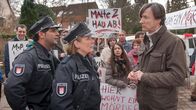 Notruf Hafenkante – Bäckermeister Mittelbach (Martin Armknecht, r.) ist das Sprachrohr eines aufgewühlten Mobs gegen die Unterbringung des Gewaltstraftäters Zühl in ihrer Nachbarschaft. Claudia (Janette Rauch) und Tarik (Serhat Cokgezen, l.) versuchen zu beruhigen.