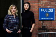 Kolleginnen – Irene Gaup (Caroline Peters, l.) und ihre neue Kollegin Julia Jungklausen (Natalia Belitski, r.) haben einige Hürden zu überwinden, ehe sie ein Team werden.
