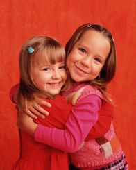 Immer wieder Jim – Die Geschwister Gracie (Billi Bruno) und Ruby (Taylor Atelian, re.) sind ein Herz und eine Seele.
