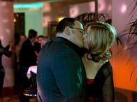 In aller Freundschaft – Sarah Marquardt (Alexa Maria Surholt) hat Hans-Peter Brenner (Michael Trischan) für ihren Mann ausgegeben, um einen hartnäckigen Verehrer loszuwerden. Als Brenner die Situation nutzt und sie küsst, muss sie es zulassen.