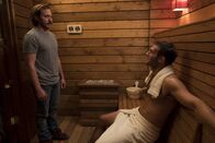 The Mick – Jimmy (Scott MacArthur, l.) muss Kai (Andy Favreau, r.) eine nicht erfreuliche Mitteilung machen. Denn obwohl die beiden sich sehr ähnlich sind, hat auch diese Freundschaft ihren Preis.