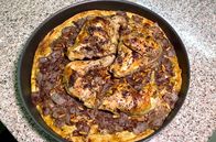 Stadt Land Kunst – In Jordanien bereitet Amani Hühnchen mit Sumach und Zwiebelkonfekt zu.