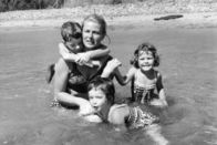 Ich bin Ingrid Bergman – Ingrid Bergman mit ihren drei "Rossellini-Kindern": Roberto auf dem Rücken und die Zwillinge Isabella und Isotta im Wasser