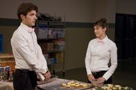 Party Down – Henry Pollard (Adam Scott, l.); Casey Klein (Lizzy Caplan, r.)