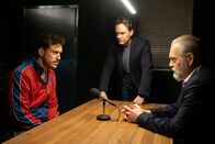 Der Alte – Seit seiner Zeit bei der Bundeswehr ist Lukas Prechtel (Tobias van Dieken, l.) stark traumatisiert, doch bei wem er sich deshalb in Behandlung gegeben hat, macht Richard Voss (Jan-Gregor Kremp, r.) und Tom Kupfer (Ludwig Blochberger, M.) stutzig.