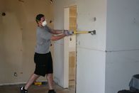 Die Super-Makler - Top oder Flop? – Die Wand muss dran glauben. Tarek El Moussa schlägt kräftig zu und hofft darauf, das Haus mit gutem Gewinn verkaufen zu können ...