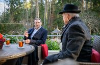 Sturm der Liebe – Christoph (Dieter Bach, l.) und Werner (Dirk Galuba, r.) beraten sich, wie sie weiter vorgehen wollen.