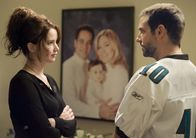 Silver Linings – Während eines Abendessens bei seinem Freund lernt Pat (Bradley Coope, r.r) die emotional instabile Tiffany (Jennifer Lawrence, l.) kennen, die sich nach dem Tod ihres Mannes in eine Affäre nach der anderen stürzt - und prompt auch Pat gleich Sex anbietet ...