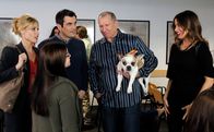 Modern Family – v.li.: Claire Dunphy (Julie Bowen), Alex Dunphy (Ariel Winter), Phil Dunphy (Ty Burrell), Jay Pritchett (Ed O'Neill), Gloria Delgado (Sofía Vergara).