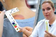 Impact – Impact Forensic Nurse im Einsatz – Dominice sammelt Spuren nach Übergriffen. Dominice ist als Forensic Nurse zusammen mit Kolleginnen und Kollegen 24/7 auf Abruf bereit. Sie sichert Spuren, betreut die teils schwer traumatisierten Betroffenen und stellt eine medizinische Erstversorgung sicher. Copyright: SRF