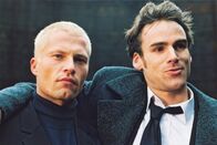 Was tun, wenns brennt? – Eines Tages muss der erfolgreiche Leiter einer Werbeagentur Maik (Sebastian Blomberg, r.) von seinem ehemaligen Weggefährten Tim (Til Schweiger, l.) erfahren, dass sich die Polizei für ihn und seine Revoluzzer-Vergangenheit interessiert ...