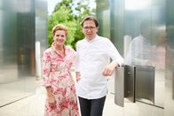 Restaurantlegenden – Heinz und Birgit Reitbauer vor ihrem Restaurant.